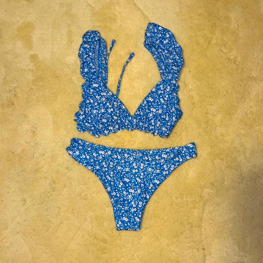 Sweet flowered bikini with reversible bottom
